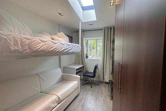 Studio house on 181, Old Oak Common Lane, London, £1,100/mo