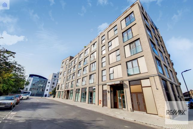 Flat for sale in Dunston Road, London