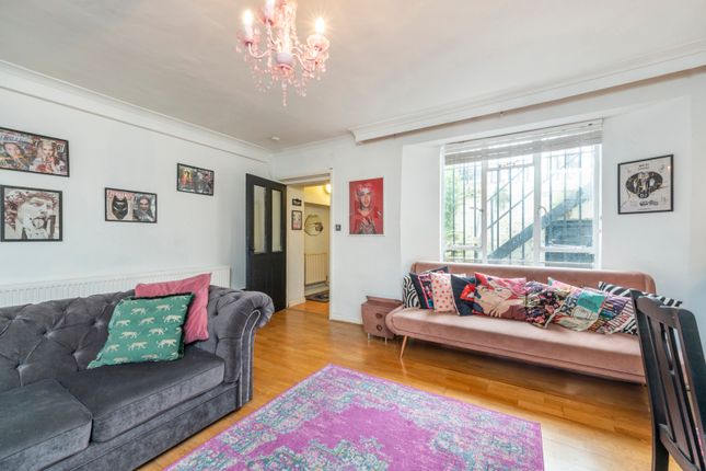 Flat to rent in Oakley Square, Camden Town