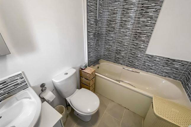 24, Bluestone Close, Newton Aycliffe photo 4