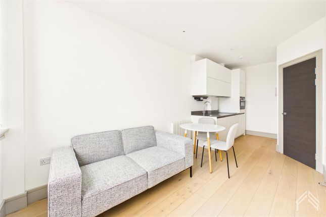 543252345, 205 Imperial Drive, Harrow photo 3