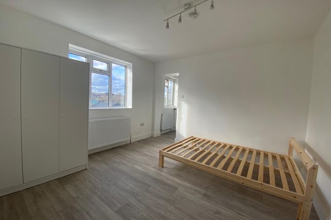 Thumbnail Studio to rent in Farndale Avenue, Palmers Green