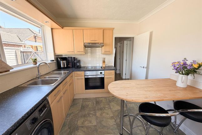 10, Yeomans Close, Farnborough photo 4