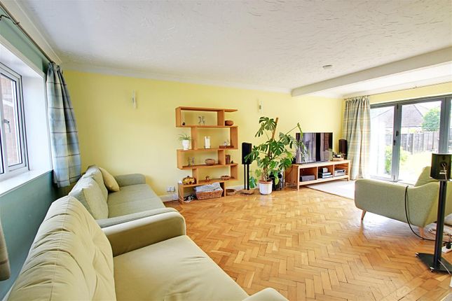 15, Hilltop Road, Kings Langley photo 3