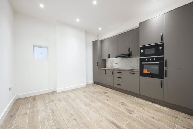 1-bed flat on Flat 2, 80, Durham Road, London, £1,600/mo