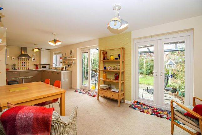 7, Lawefield Way, Wakefield photo 3