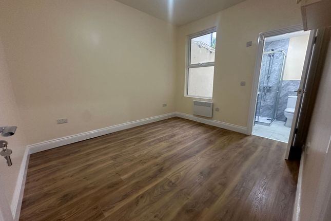 11 Saxon Road, Southall photo 4