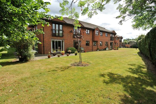 Flat for sale in St. Georges Road, Addlestone