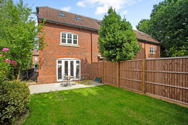 Thumbnail Town house to rent in Rythe Close, Claygate, Esher