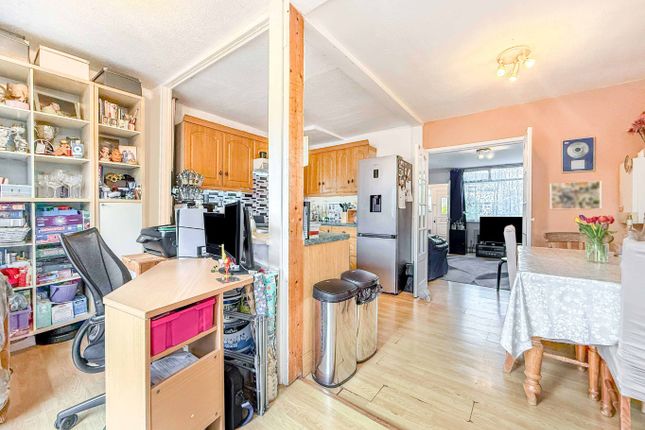 58 Kingsway, Blackwater, Hampshire photo 4