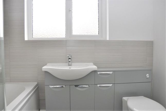 13, Hill Crest, Potters Bar photo 5