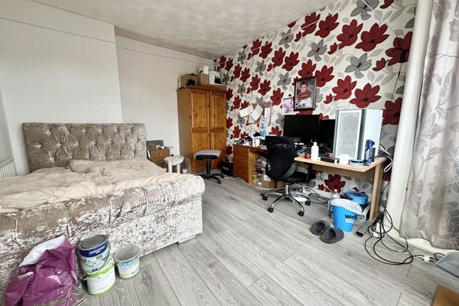 End terrace house for sale in Claremont Road, Luton