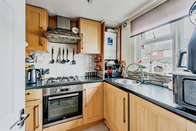 Kelsey Close, HORLEY photo 4