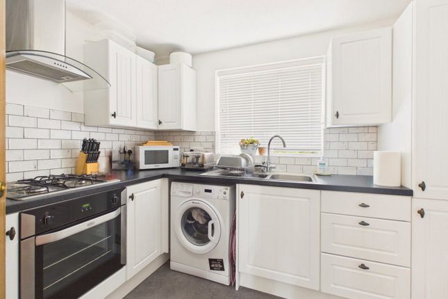 24, Abbotsbury Court, Horsham photo 3