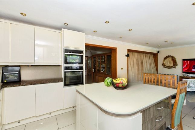 98, Queenborough Gardens, Ilford photo 4