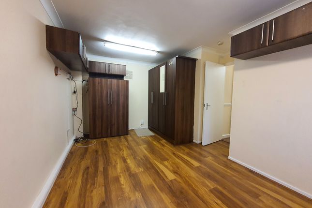 Duplex to rent in Rochfords Gardens, Slough