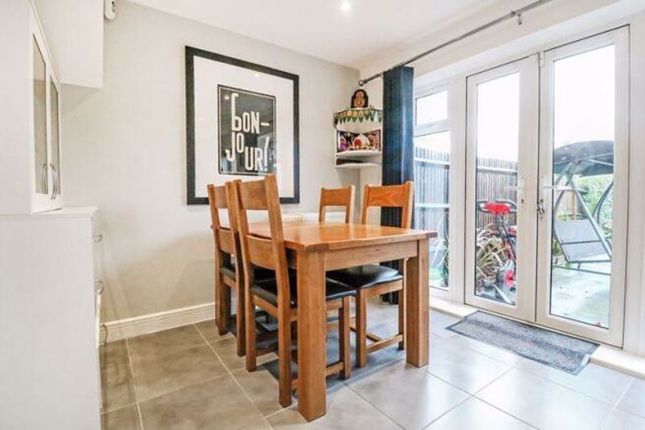 2, Litten Close, Langley photo 3