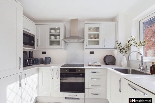 2 Pinewood Close, Borehamwood photo 2