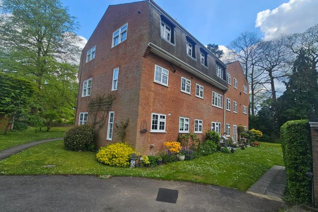 Thumbnail Flat to rent in Heatherdale Road, Camberley