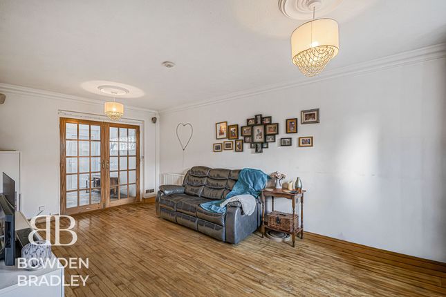 26 Fairview Drive, Chigwell photo 3