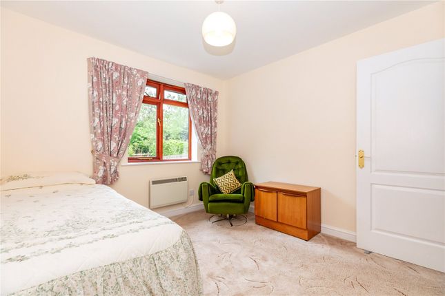 Flat for sale in Paynes Court, High Street, Buckingham