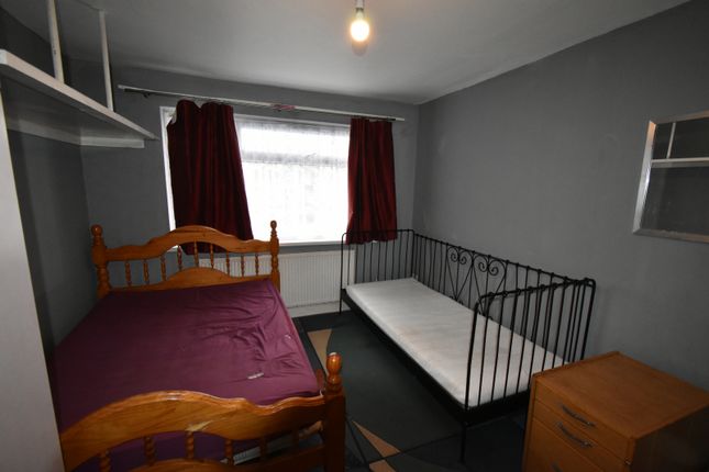 Room to rent in Hughenden Gardens, Northolt