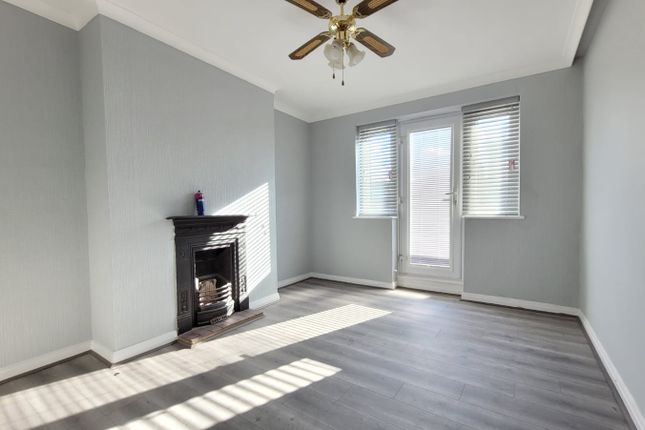 Flat to rent in Wilton Road, London