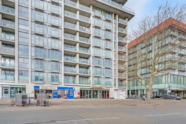 Flat 148,, The Oxygen Apartments, Royal Victoria Dock photo 4