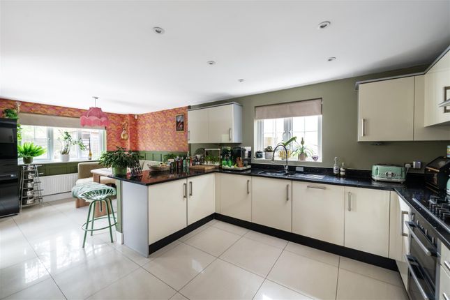 1, Field Close, Horley photo 4