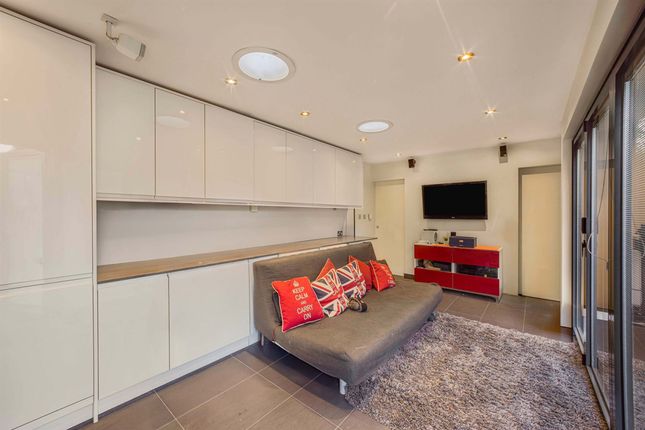 6 Croft Close, Altrincham photo 3