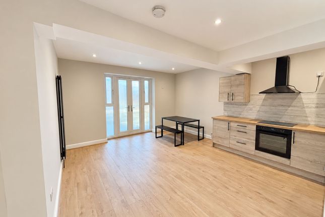 Ground Floor 26, Meanley Road, London photo 4