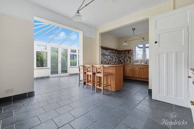 224, Thorpe Hall Avenue, Southend-on-sea photo 3