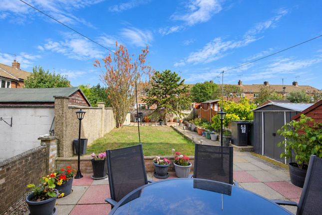 53, Eight Acres, Tring photo 2