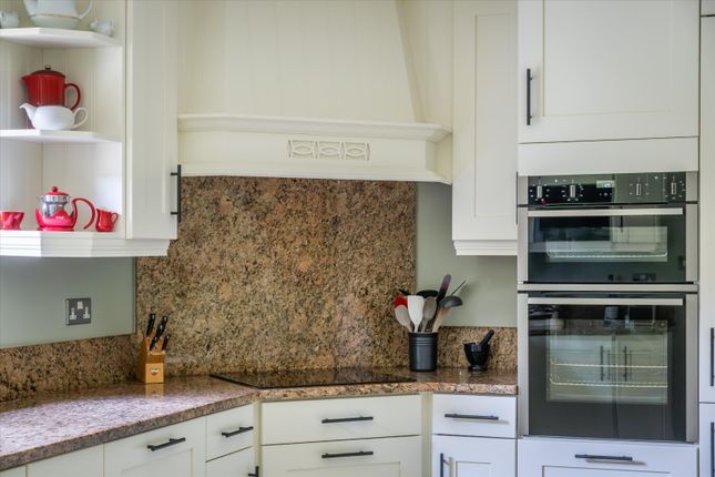 17, Fernden Heights, Haslemere photo 4