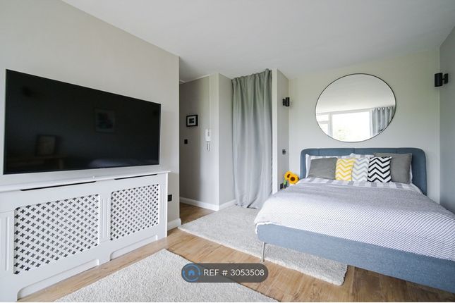 Studio flat on Vauxhall Bridge Road, Flat, London, £2,250/mo