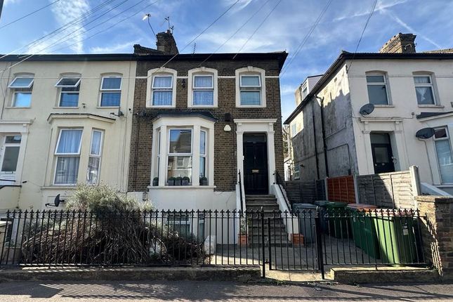 Flat for sale in Selwyn Road, London