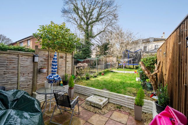 4, Nash Gardens, Surrey photo 4