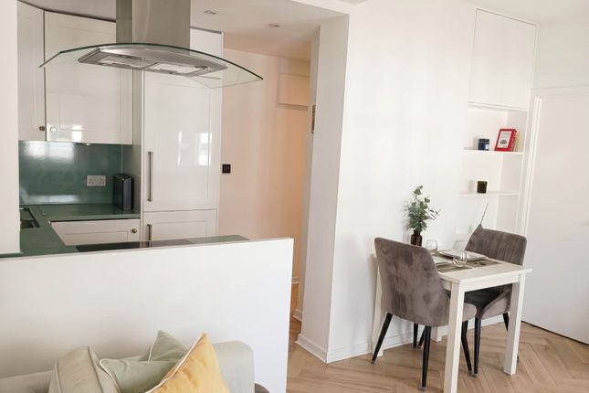 Flat 61 Radford House, Pembridge Gardens, London photo 3