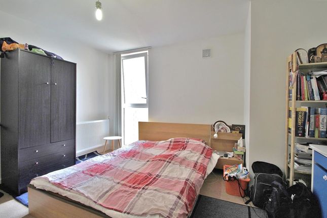 Flat to rent in Pontes Avenue, Hounslow