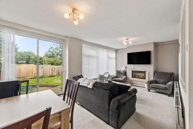 7 Langdale Way, Frodsham photo 2