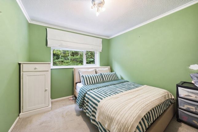 1, Sullivan Close, Farnborough photo 4