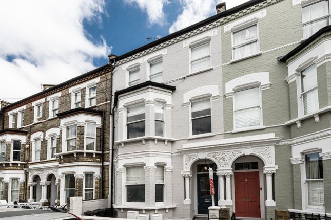 Flat to rent in Sangora Road, Battersea, London