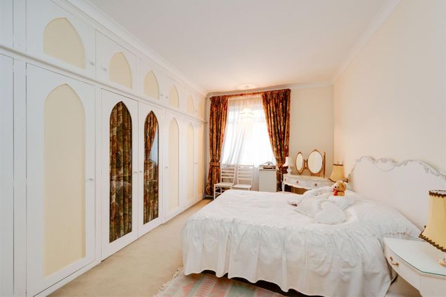 Flat 14, Saxon Hall, Palace Court, London photo 3