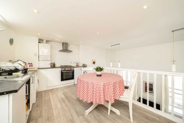 Flat 3, 293, Portobello Road, London photo 3