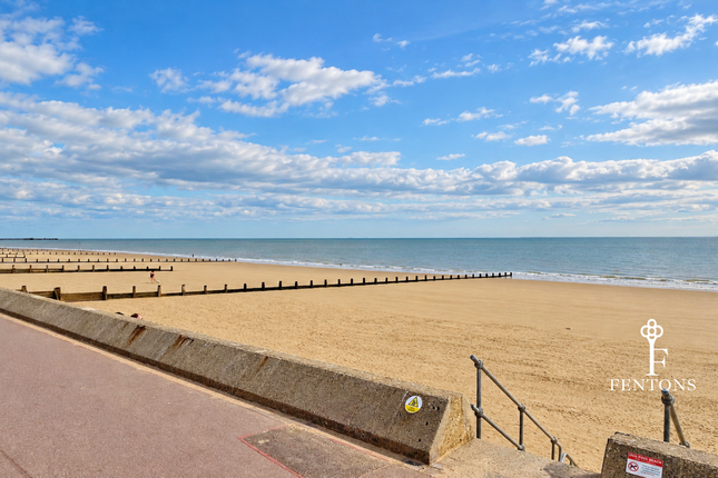 H358, High Wall, Frinton-on-Sea photo 3