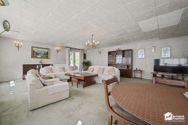 28, Conifer Close, Reigate photo 4