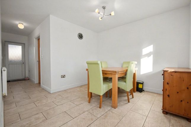 30, Regina Crescent, Wakefield photo 4
