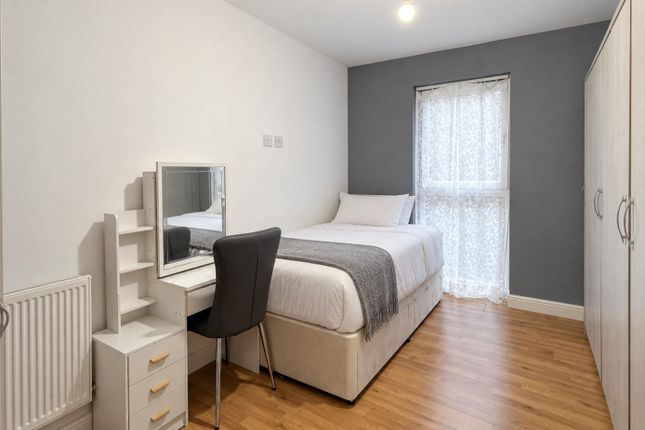 2 Otter Way, Yiewsley, WEST DRAYTON photo 5