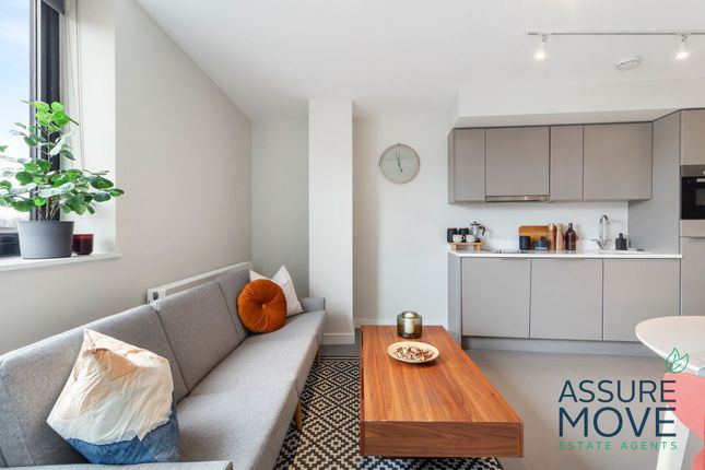 Thumbnail Flat for sale in 926 High Road, London