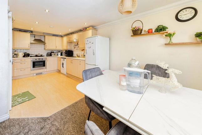 Flat 22, Kitsbridge House, Brookhill Road, Crawley photo 3